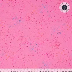 Ruby Star Society Speckled Stoffmuster in Flamingo, flach ausgebreitet mit Zentimeter-Maßband.