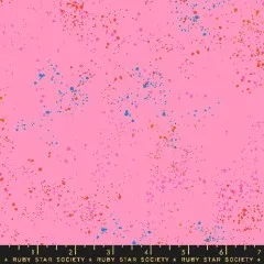 Nahaufnahme des Speckled-Stoffs in Flamingo mit Ruby-Star-Society-Schriftzug am unteren Bildrand.