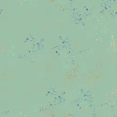 Nahaufnahme des melierten Baumwollstoffs Speckled in Frost mit goldmetallic-, dunkelblauen und türkisen Farbspritzern auf zartem Salbeigrün.