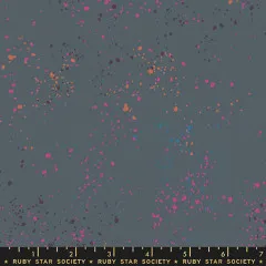 Speckled Ghostly Canvas mit Ruby Star Society Zollstab-Leiste am Bildrand