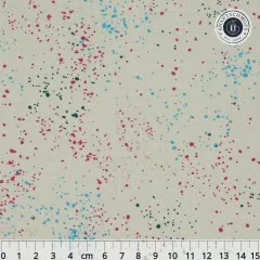 Nahaufnahme des Ruby Star Society Speckled Stoffs in Khaki: khakifarbener Fond mit pinken, türkisen und dunkelgrünen Farbsprenkeln, Maßband zeigt die Musterdichte.