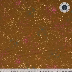 Ruby Star Society Speckled Stoffmuster in Metallic Cocoa, flach ausgebreitet mit Zentimeter-Maßband.