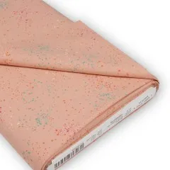Gefalteter Stoffballen in Peach mit Ruby-Star-Society-Etikett der Kollektion Speckled von Rashida Coleman-Hale.