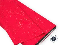 Drapierter Stoff „Speckled" in Scarlet in weichen Falten, mit Knautschmops-Logo.