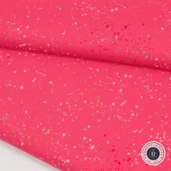 Nahaufnahme des pinken Speckled Stoffes mit goldenen Sprenkeln, Stoffkante gefaltet