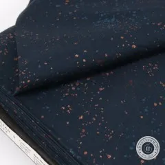 Makronahaufnahme der gefalteten Stoffkante in Teal Navy ohne Maßband, changierender Glanz der kupferfarbenen Metallic-Sprenkel sichtbar.
