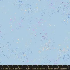 Nahaufnahme des Speckled-Stoffs in Water Blue mit Ruby-Star-Society-Schriftzug am unteren Bildrand.