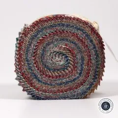 Nahaufnahme des spiralförmigen Musters der aufgerollten Stoffstreifen von oben.