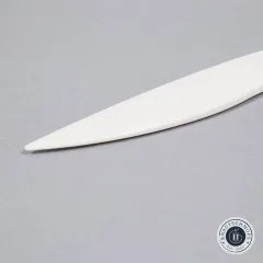 Nahaufnahme der feinen, spitzen Wendeseite des Point Turners auf grauem Stoff.