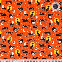 Baumwollstoff Spooky Cats Orange in der Fläche mit Lineal zur Größeneinschätzung der Katzenmotive