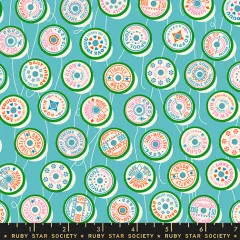 Musteransicht mit Garnrollen-Motiven wie „Poppin' Bobbin" und „Daily Thread" auf türkisem Fond.