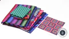 Gestapelte Kaffe-Fassett-Stoffe des Spring-in-Purple-Sets mit Vorschaukarte des Quiltmusters