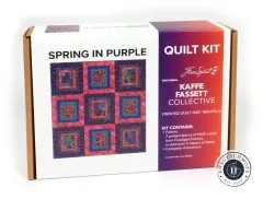 Verpackungskarton des Kaffe-Fassett-Quiltsets Spring in Purple mit Vorschau des fertigen Quiltmusters