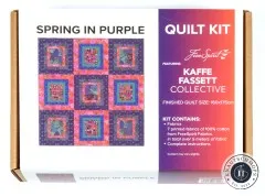 Verpackungskarton des Spring-in-Purple-Quiltsets mit Produktdetails zu Kaffe Fassett Collective