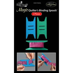 Die zwei Magic Quilter's Binding Spools mit bereits aufgewickeltem Schrägband freigestellt auf schwarzem Hintergrund.