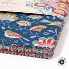 Seitliche Nahaufnahme der gestapelten Stofflagen mit Blick auf das Vogel-Blumen-Muster.