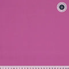 Baumwollstoff Pure Solids Stargazing in Pink flach ausgebreitet mit Zentimeterskala bis 25 cm