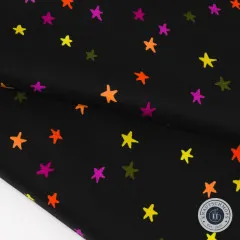 Gefalteter schwarzer Baumwollstoff Starry mit gelben, orangen, pinken und oliven Sternen in Nahaufnahme