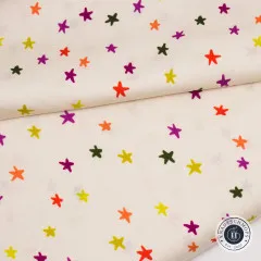 Gefalteter Sternenstoff Starry Spooky Natural mit bunten Sternen auf cremefarbenem Grund