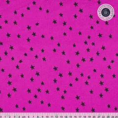 Baumwollstoff Starry Witchy: schwarze Sterne auf pinkem Grund mit Lineal zur Größenangabe