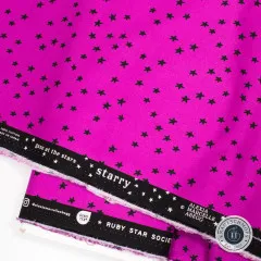 Webkante des Ruby Star Society Stoffs Starry mit Designerangabe Alexia Abegg