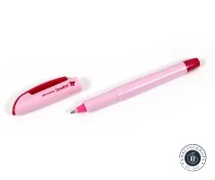 Geöffneter Stift mit Kappe daneben, Blick auf die pinkfarbene Spitzenhülle.