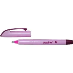 Nahaufnahme der abgenommenen Kappe neben dem Stift mit sichtbarer pinkfarbener Spitze.