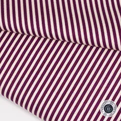 Diagonal drapierter Riley-Blake-Streifenstoff in Sangria mit sichtbarer Stofffalte.