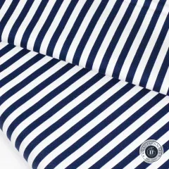 Diagonal drapierter Riley-Blake-Streifenstoff in Navy mit sichtbarer Stofffalte.
