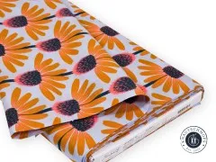 Der hellgraue Echinacea-Batist gefaltet und gestapelt, mit sichtbarem Adressetikett.