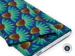 Der blaue Echinacea-Batist gefaltet und gestapelt, mit sichtbarem Adressetikett.