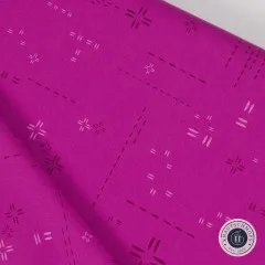 Diagonal gefalteter Stoff mit Blick auf das feine Stichmuster in Orchidberry.