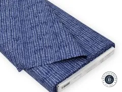 Der blaue Seeds-Stoff gefaltet und gestapelt, mit sichtbarem Adressetikett.