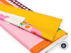 Das Stoffpanel gefaltet, mit sichtbaren Ausschnitten der pinkfarbenen und orangefarbenen Schreibmaschinen-Segmente.
