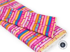 Der magentafarbene Washi-Tape-Stoff gefaltet und drapiert auf weißem Untergrund.
