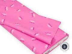 Der pinkfarbene Leuchtkäfer-Stoff gefaltet und drapiert auf weißem Untergrund.