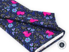 Gefalteter Stoffballen mit sichtbarem Etikett „Hello Alice – Cheshire“, Artikelnummer RS2123 14 und Angabe 100% Baumwolle.