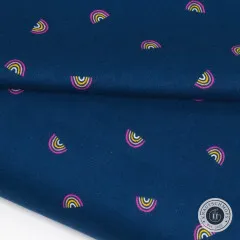 Der Stoff sanft gefaltet, einzelne Mini-Regenbogen-Motive sind in der Nahaufnahme gut erkennbar.