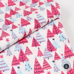 Diagonal gefalteter Stoff mit Nahaufnahme der pinkfarbenen und hellblauen Weihnachtsbäume.
