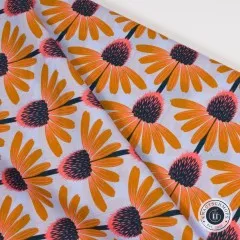 Diagonal gefalteter Stoff mit Nahaufnahme der orangefarbenen Echinacea-Blüten.