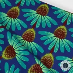 Diagonal gefalteter Stoff mit Nahaufnahme der türkisfarbenen Echinacea-Blüten auf Blau.