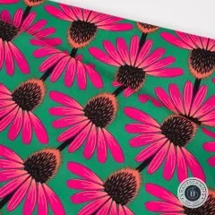 Diagonal gefalteter Stoff mit Nahaufnahme der pinkfarbenen Echinacea-Blüten auf Grün.