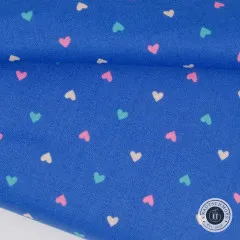 Nahaufnahme des gefalteten blauen Stoffs mit Detailansicht der bunten Herzchen.