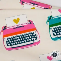 Nahaufnahme des gefalteten Canvas-Stoffs mit Detailansicht eines pinken Schreibmaschinen-Motivs.
