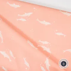 Diagonale Nahaufnahme des gefalteten Delfin-Stoffs auf Pfirsich.
