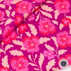 Diagonale Nahaufnahme des gefalteten Blütenstoffs auf Magenta.