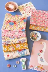 Stoffstapel der Jubilee-Kollektion Mustard/Pink dekorativ arrangiert mit Nähgarn und Knöpfen