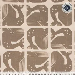 Zusammengelegte Stoffbahn mit dem gerasterten Wal-Motiv in Taupe auf naturweißem Fond.