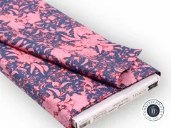 Gefalteter Stoffballen mit Etikett „Bloomsville 110076 Abloom Prussian".