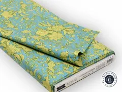 Gefalteter Stoffballen mit Etikett „Bloomsville 110074 Abloom Sky".